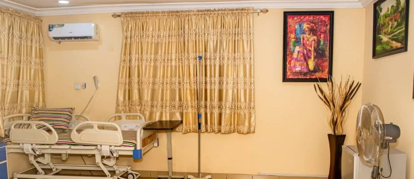 A well-equipped hospital examination room.